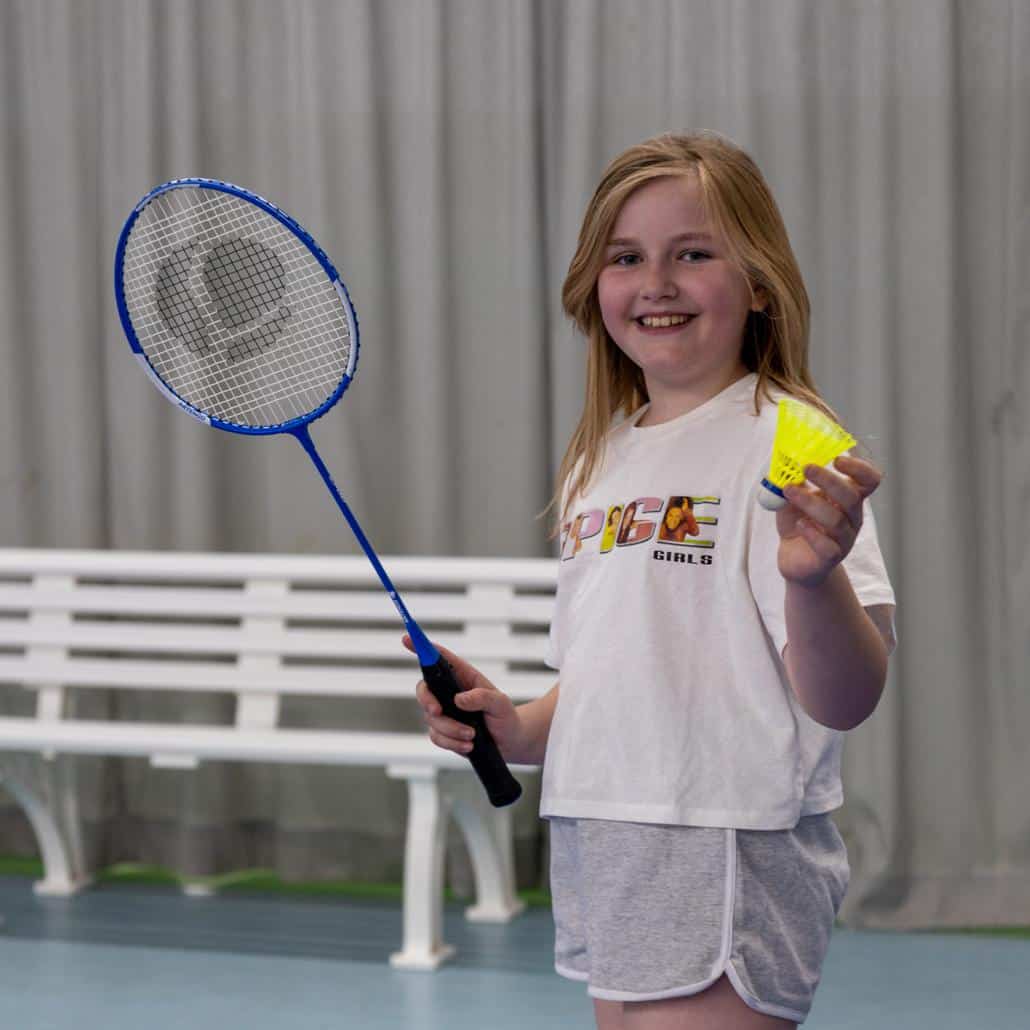 Kind spielt in den Ostercamps Badminton und Speedminton