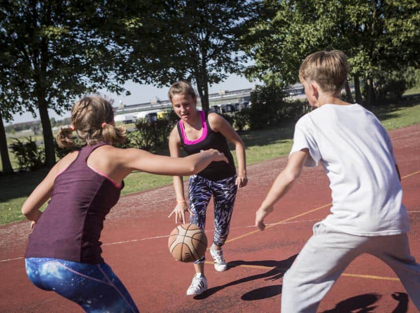 Coole Sportarten: Ballsport - Kinder spielen Basketball