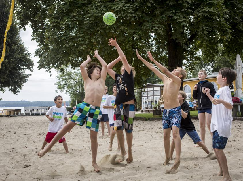 Coole Sportarten: Beachsports - Kinder spielen Beachvolleyball am Strand