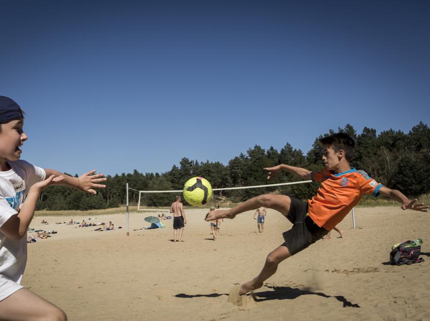 Coole Sportarten: Ballsport - Kinder spielen Fußball am Beach