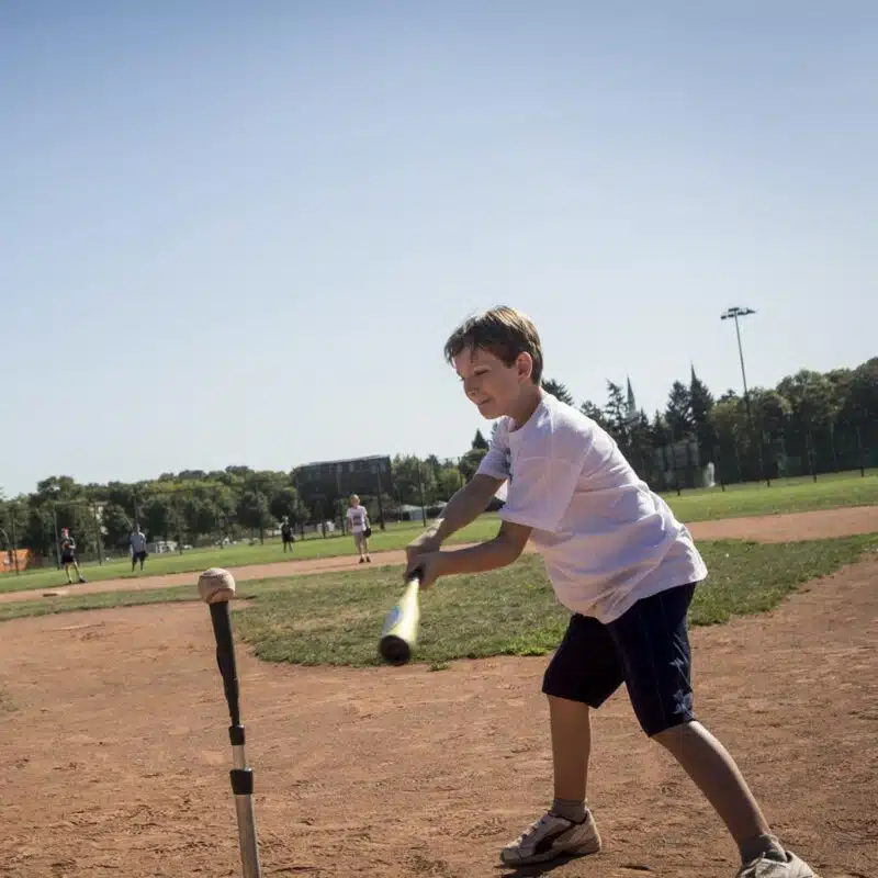 Kind schlägt ab beim Baseball während der Feriencamps Berlin