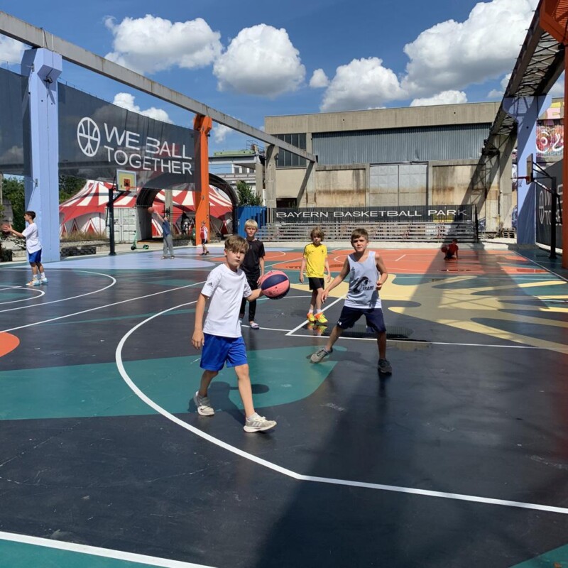 Kinder spielen in den Feriencamps München Basketball im Bayern Basketball Park