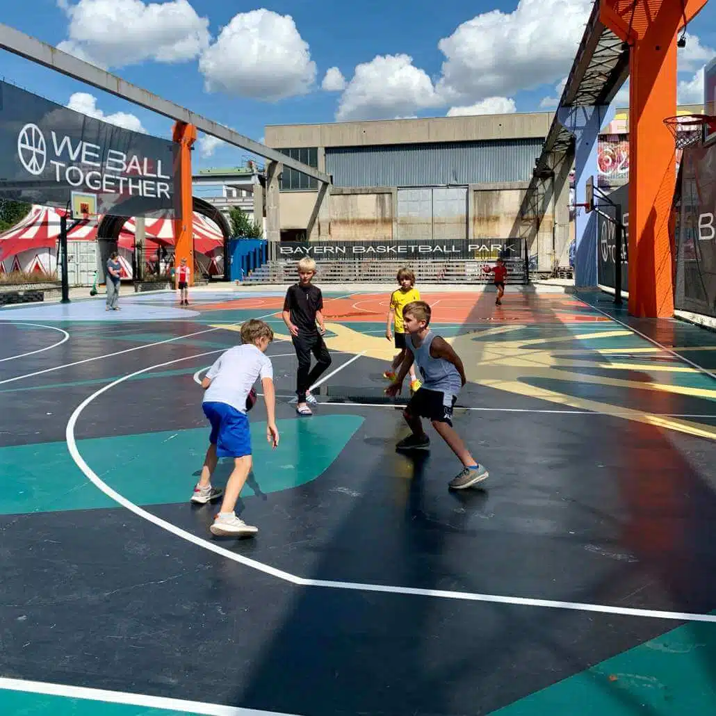 Kinder spielen Basketball im Bayern Basketball Park im Sommercamp München #2