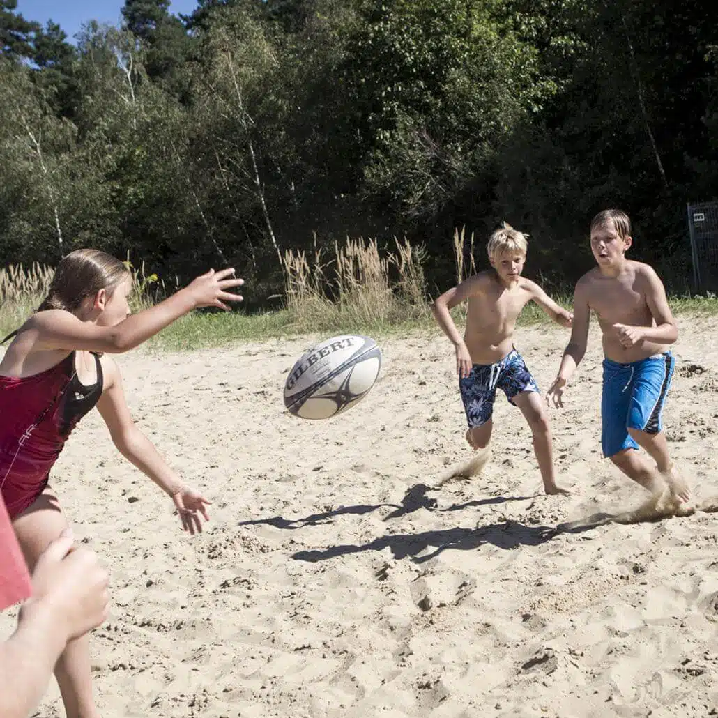 Kinder machen Beachsport und spielen Rugby am Strand im Kindercamp Sommercamp Hannover #1