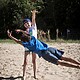 Kinder spielen und springen zur Kinderfreizeit am Strand im Sommercamp Köln #5 Fühlinger See