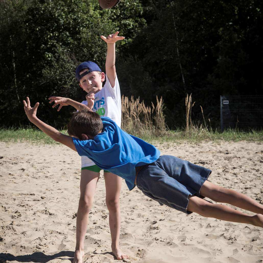 Kinder spielen und springen zur Kinderfreizeit am Strand im Sommercamp Köln #5 Fühlinger See