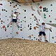 Kinder klettern an der Boulderwand im Englischer Garten beim Sommercamp München #1