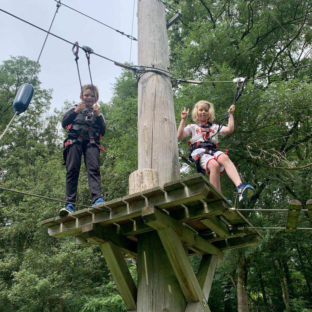 Zwei Kinder im Hochseilgarten haben eine gute Ferienzeit während der Feriencamps Köln
