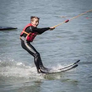 Kind fährt Wasserski in den Feriencamps Köln am Fühlinger See, Blackfoot Beach