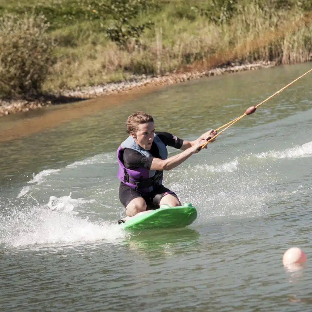 Jungendlicher fährt Wakeboard im Jugendcamp & Multisport Camp Deutschland in den Feriencamps für Teenager