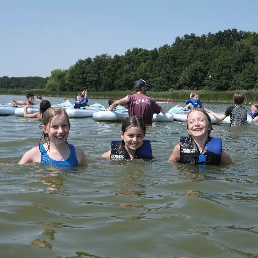 Kinder beim Wassersport in den Feriencamps Potsdam Waldbad Templin