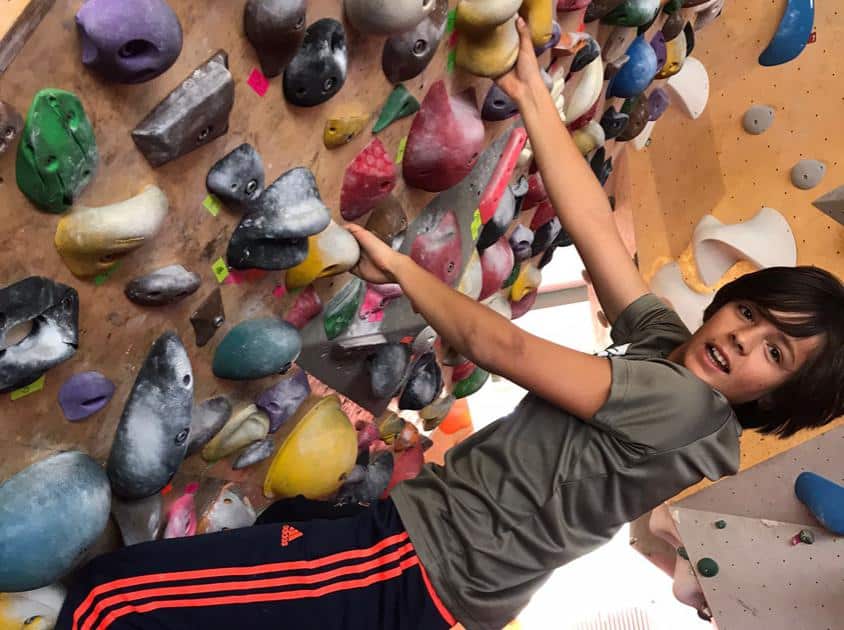 Coole Sportarten im Funsport & Trendsport: Kind beim Bouldern in der Ninja Hall