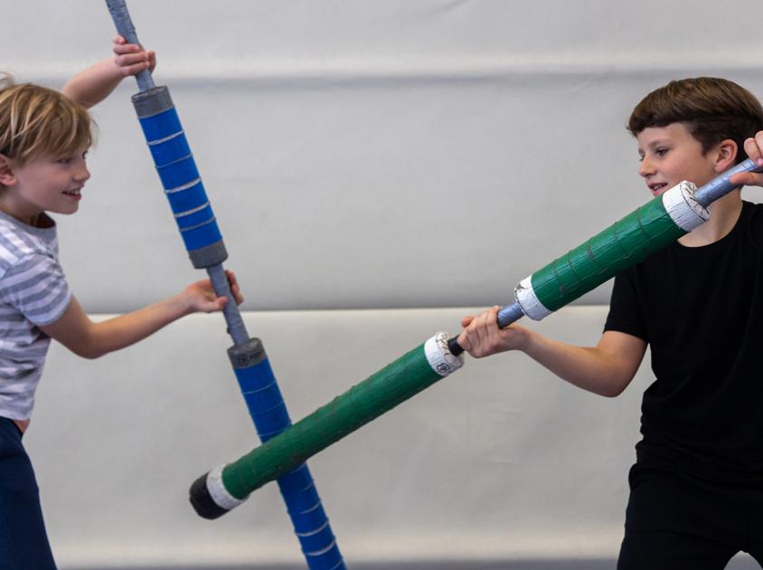 Coole Sportarten im Funsport & Trendsport: 2 Kinder spielen indoor Jugger