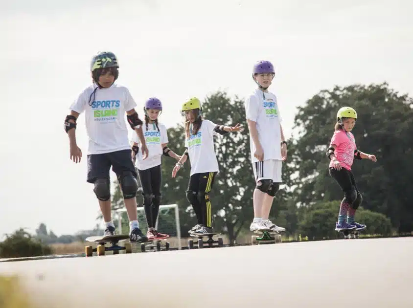Kinder machen coole Sportarten wie Funsport & Trendsport und fahren Skateboard und Longboard