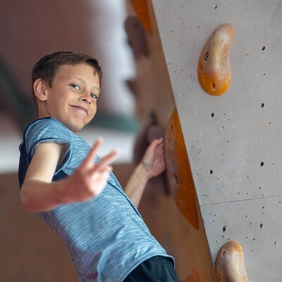 Kind beim Bouldern in der Ninja Hall während der Herbstferien im Sportcamp Berlin #3