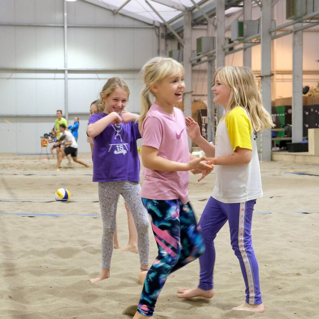 Kinder machen indoor Beach Sports und spielen im Sand im Herbstcamp und Sportcamp Berlin #4