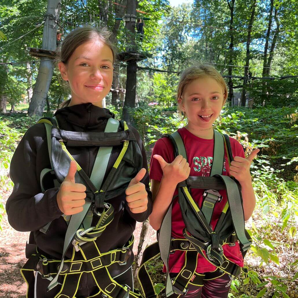 Jugendliche Mädchen mit Kletterausrüstung im Hochseilgarten zum Sommercamp Köln #2