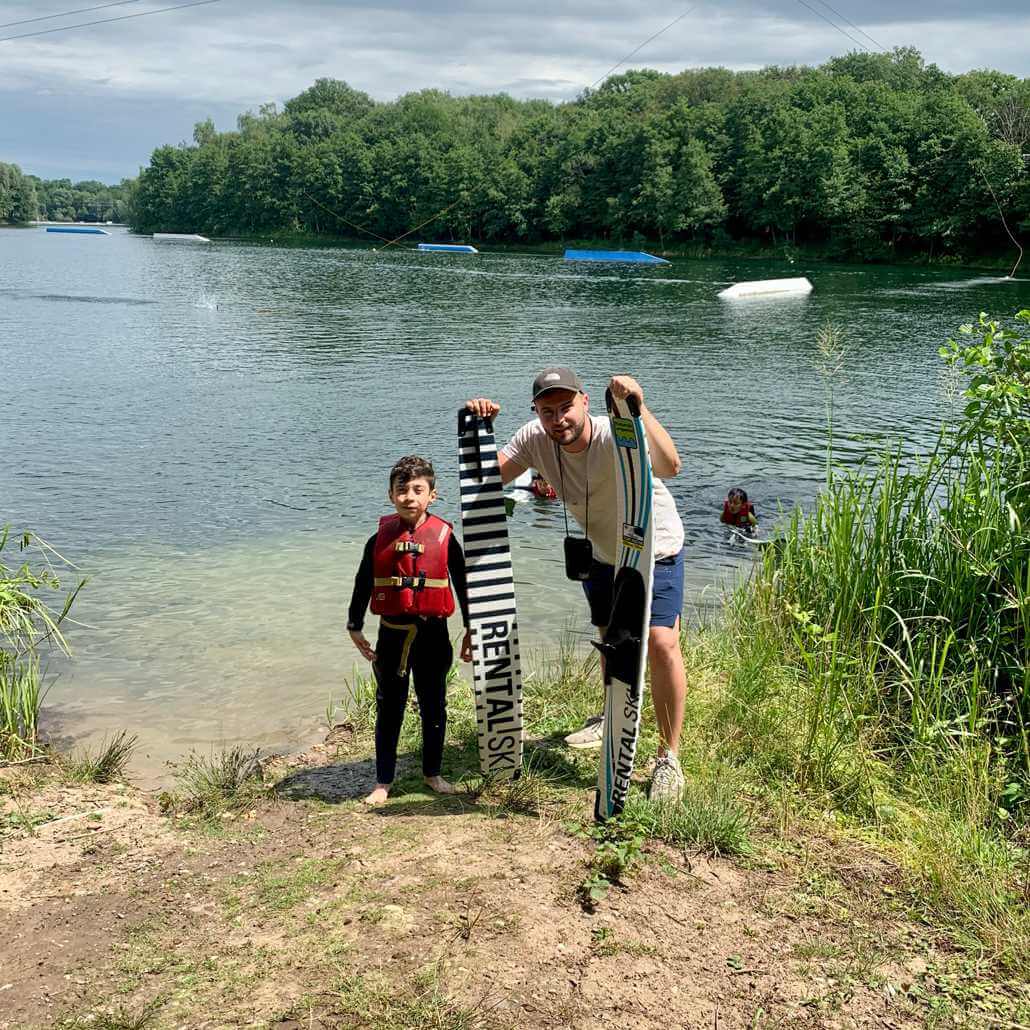 Coach mit Kind und Wasserski am Uferrand im Sommercamps Köln #4