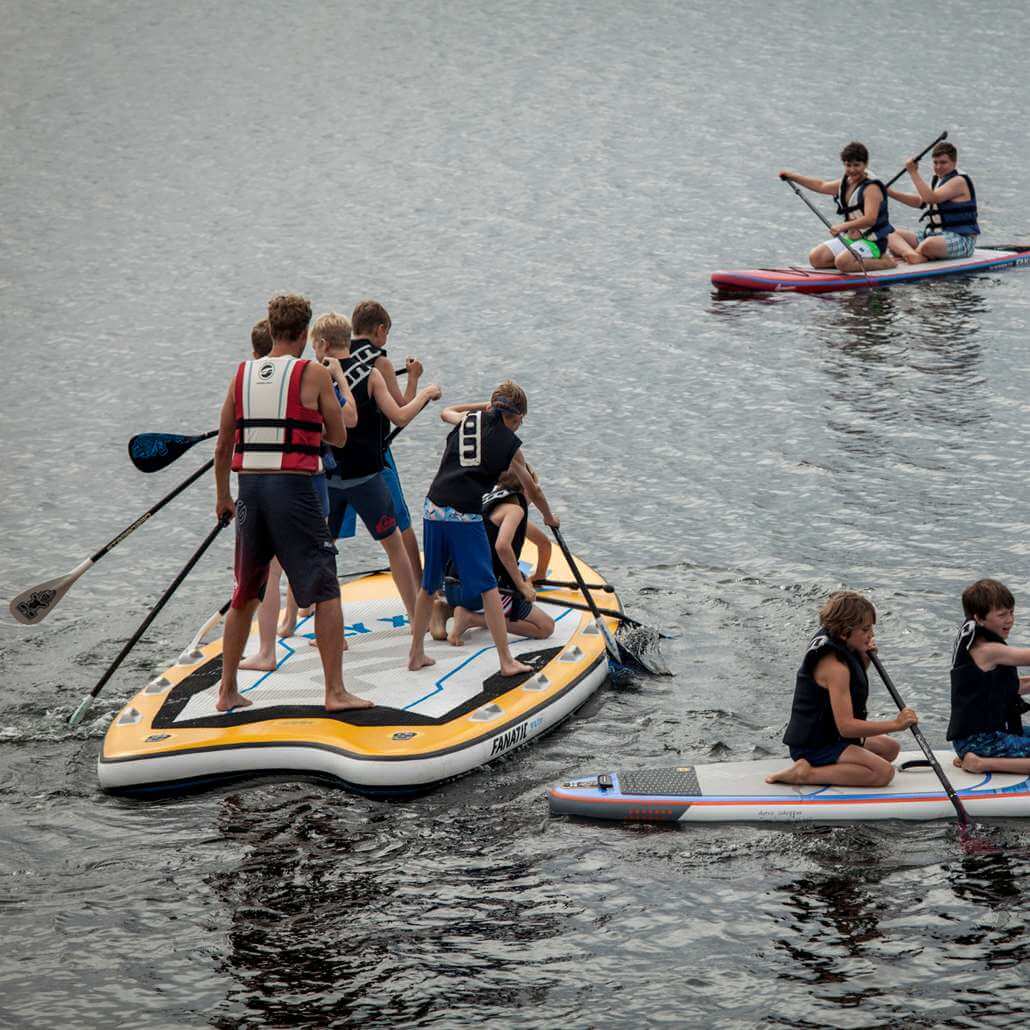 Kinder und Coach bei der Stand Up Paddle Tour auf Fühlinger See im Sommercamps Köln #6