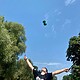 Junge macht Tricks mit Diablo Sticks im Sommercamp München #4 Englicher Garten