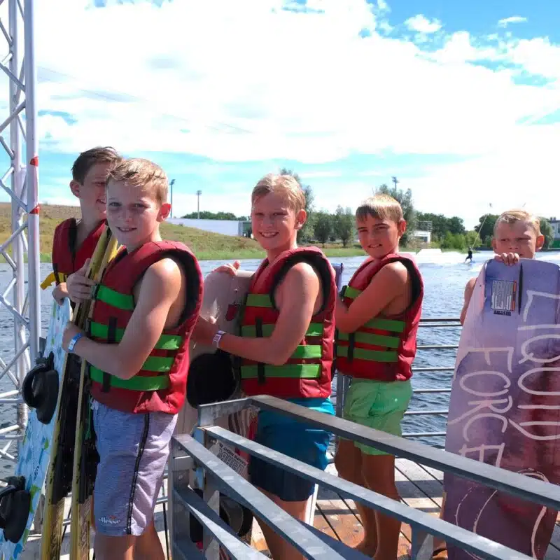 Kinder stehen an beim Wasserski in den Feriencamps Wolfsburg