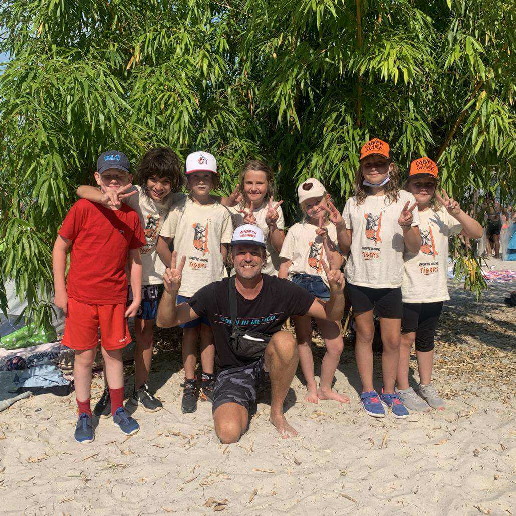 Gruppe von Kindern mit Coach in den Multisport & Feriencamps Köln