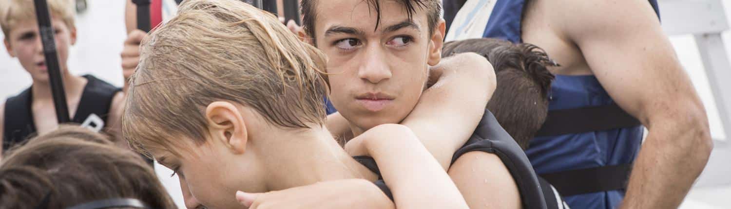 Kinder umarmen sich im Multisport & Outdoor Camp während der Feriencamps Hannover