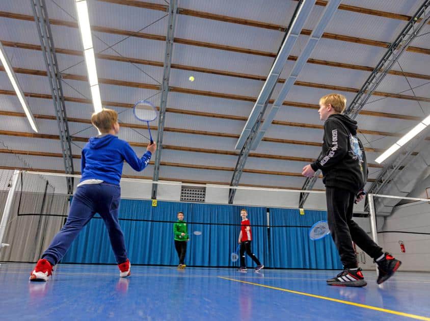 Coole Sportarten im Racketsport. Kinder spielen Badminton & Speedminton im Doppel