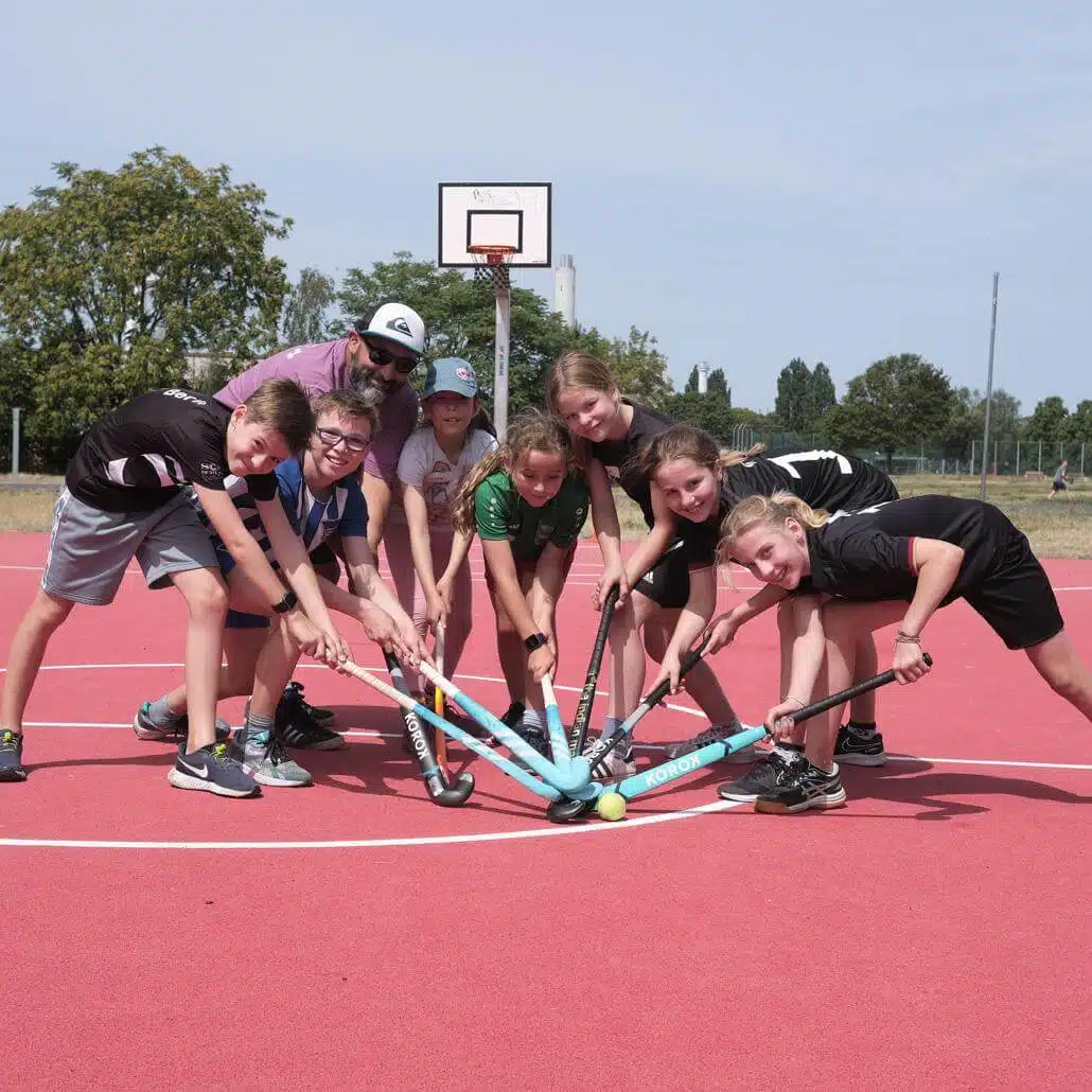 Kinder und Coach kreuzen in den Feriencamps Hamburg die Hockeyschläger