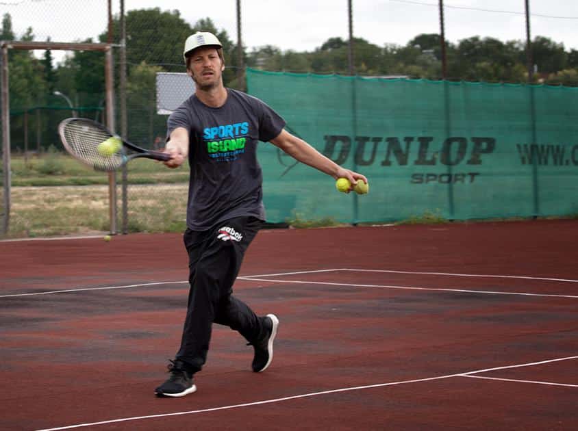 Coole Sportarten im Racketsport - Coach zeigt eine Vorhand beim Tennis