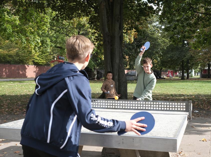 Coole Sportarten im Racketsport - Kinder spielen Tischtennis