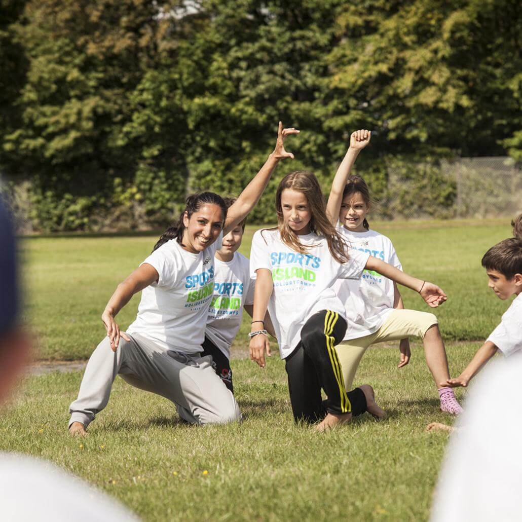 Guppe von Kindern mit Coach beim Breakdance, Capoeira und Modern Dance im Sommercamp Berlin #2