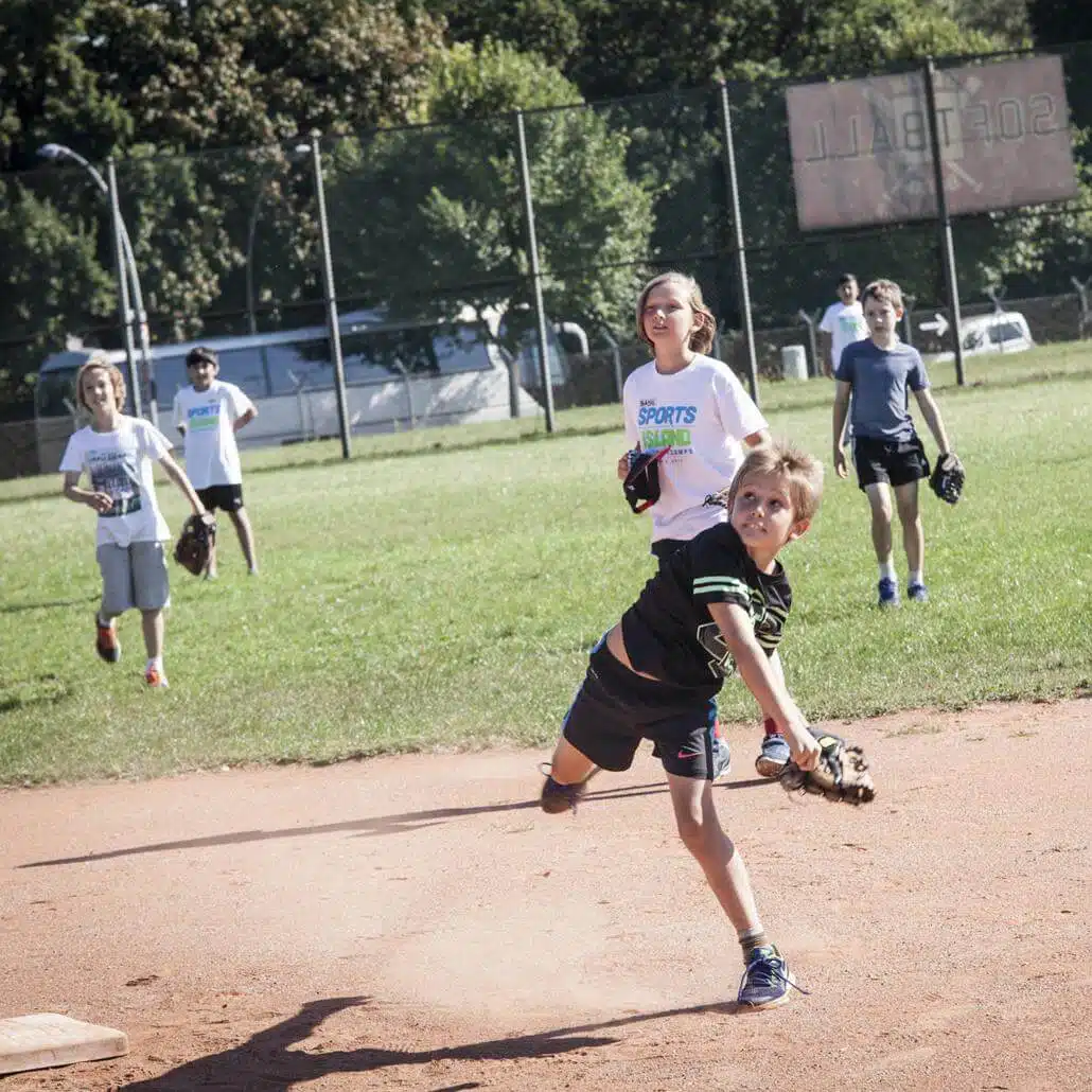 Kinder spielen Baseball im Sommercamp Berlin #2