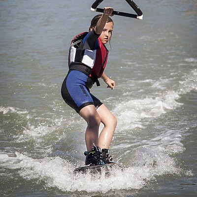 Kind fährt Wasserski im Sommercamp Berlin #3: