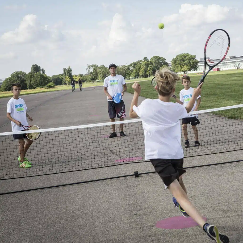 Coach mit Kindern spielt Tennis im Sommercamp Berlin #3