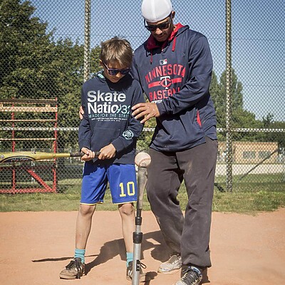 Profi Coach zeigt Kind den Abschlag von der Baseball Base Im Sommercamp Berlin #4