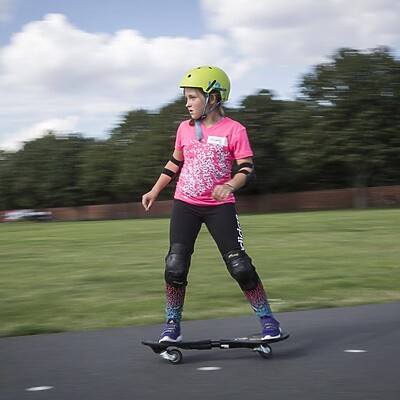 Mädchen auf Skateboard für Kinder im Sommercamp Berlin #5