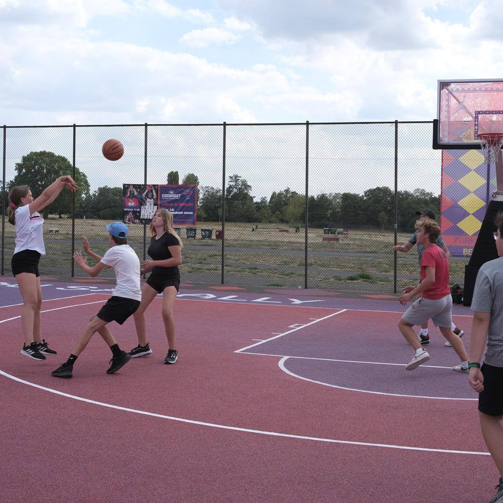 Mädchen und Jungen spielen Basketball im Sommercamp Berlin #6
