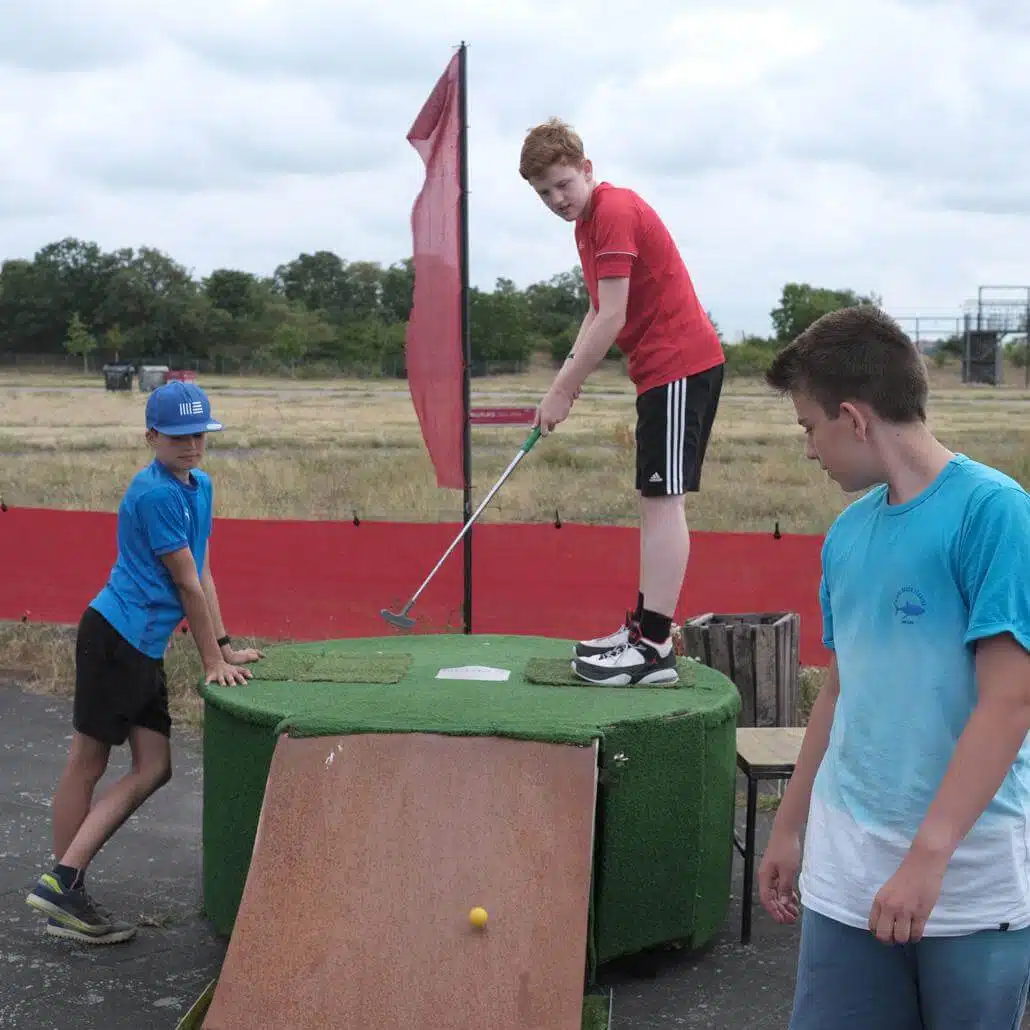 Jugen spielen Mini Golf und Cross Golf im Jugendcamp und Sommercamp Berlin #6