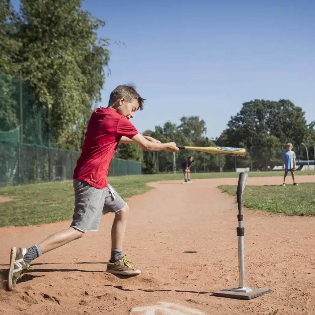 Kind schlägt beim Baseball ab im Sommercamp Berlin auf dem Tempelhofer Feld