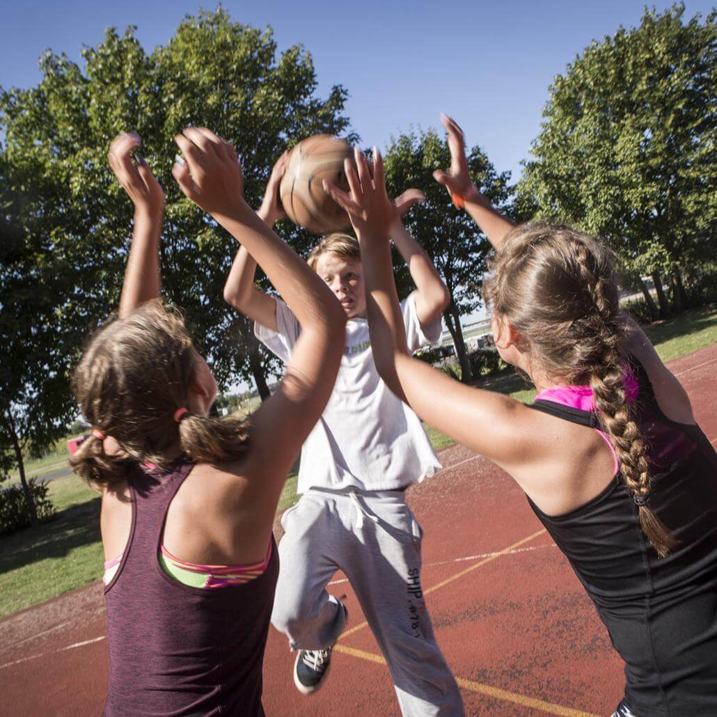 Kinder spielen im Team Basketball im Sommercamp Berlin #7