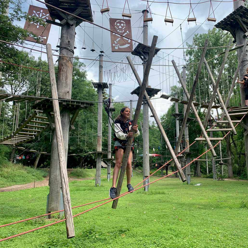 Kind klettert im Hochseilgarten Fühlinger See beim Sommercamp Köln #3