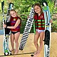 Sommercamp Köln #3 Blackfoot Beach: Zwei Mädchen mit Wasserskiern und Wakeboards haben Spaß