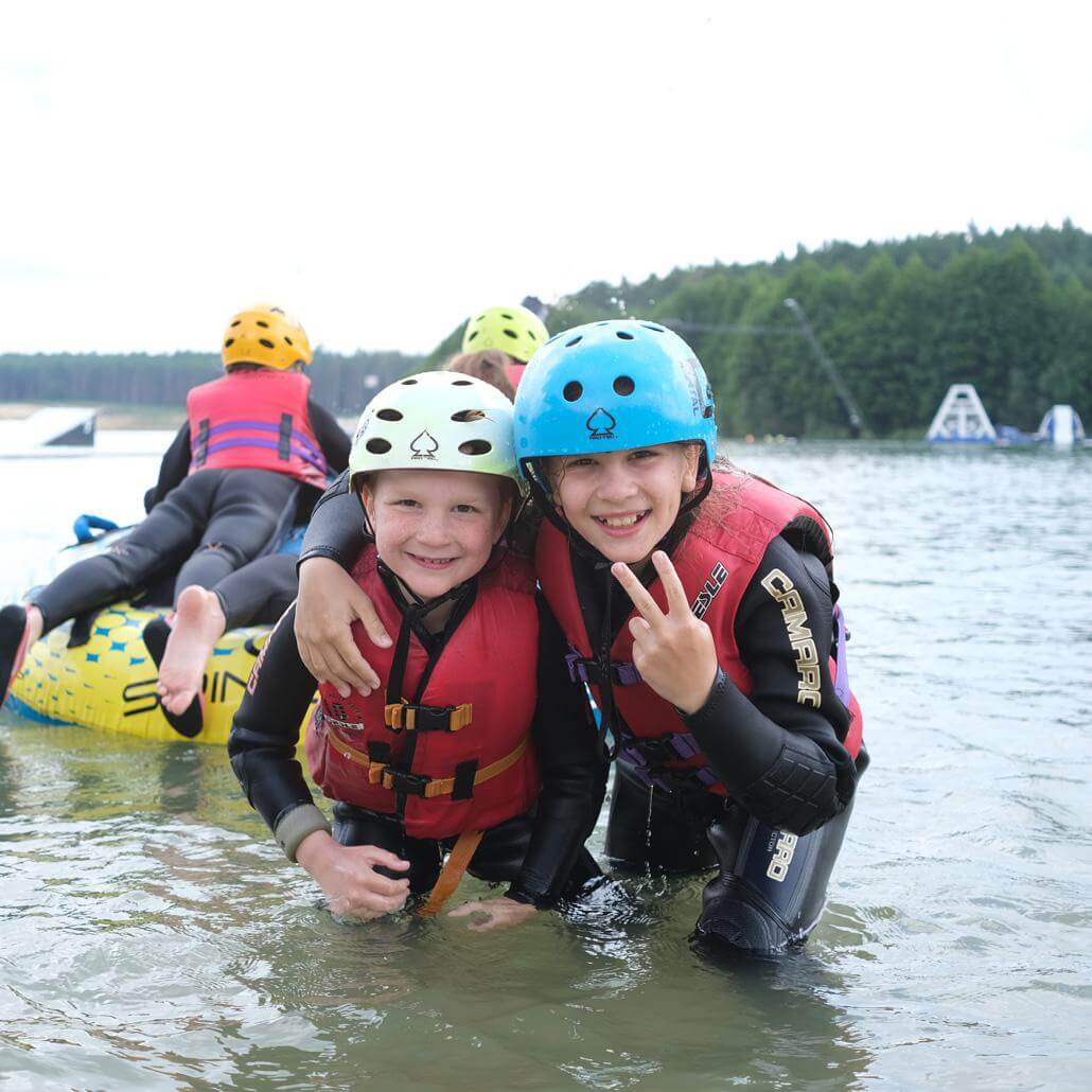 Kinder während der Sommerferien in den Sommercamps beim Wassersport für Kinder & Jugendliche