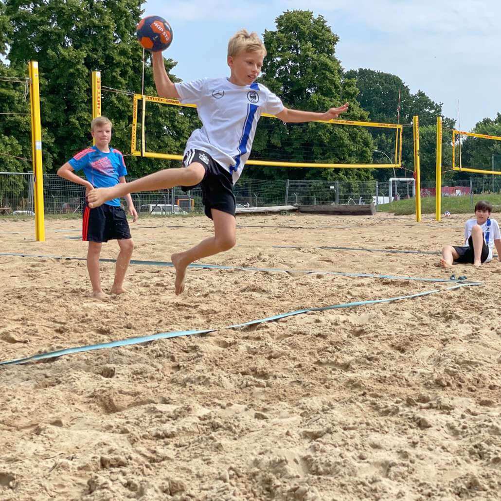 Kinder beim Beach Sport im Sommercamp Potsdam #1