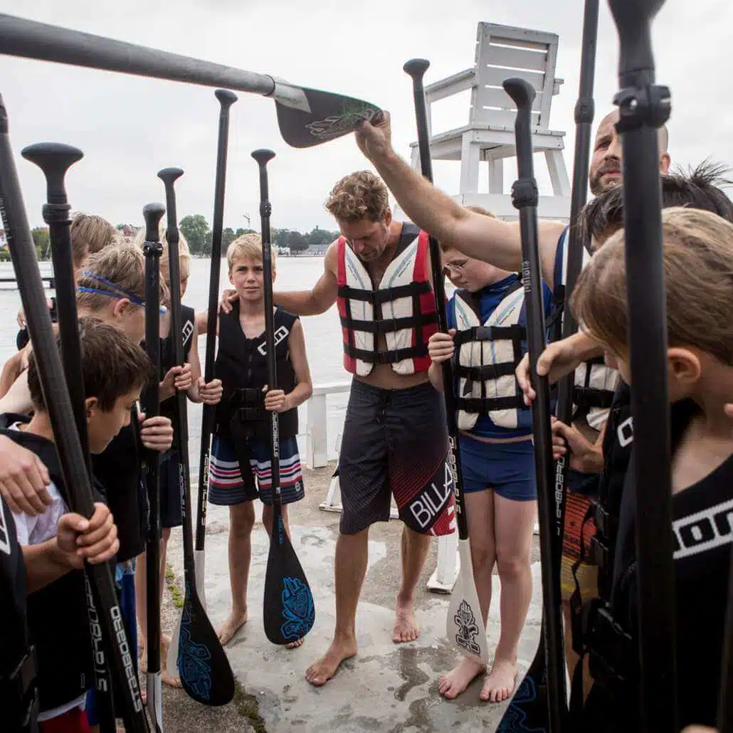 Coaches und Kinder vor der Stand Up Paddle Tour am Fühlinger See im Sommercamps Köln #5