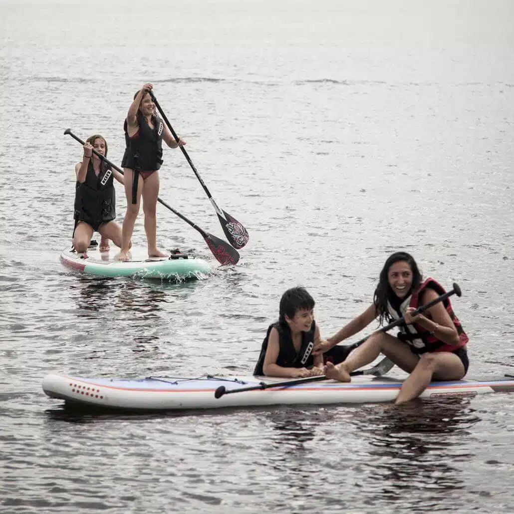 Kinder in den Feriencamps Hamburg auf Stand Up Paddle Tour