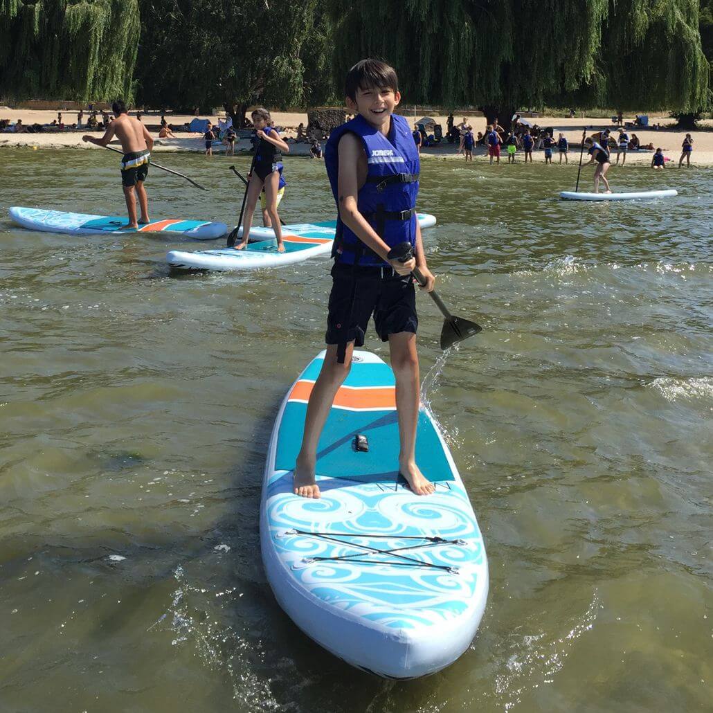 Teenager auf dem Stand Up Paddle Board am Fühlinger See im Sommercamp Köln #2