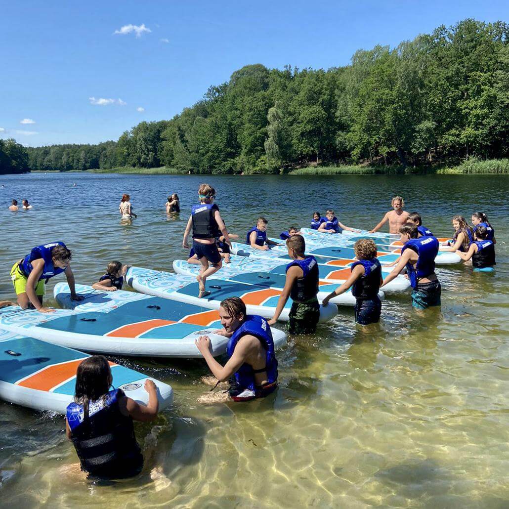 Kinder beim Wassersport auf Stand Up Paddling Boards im Sommercamp Hamburg #1