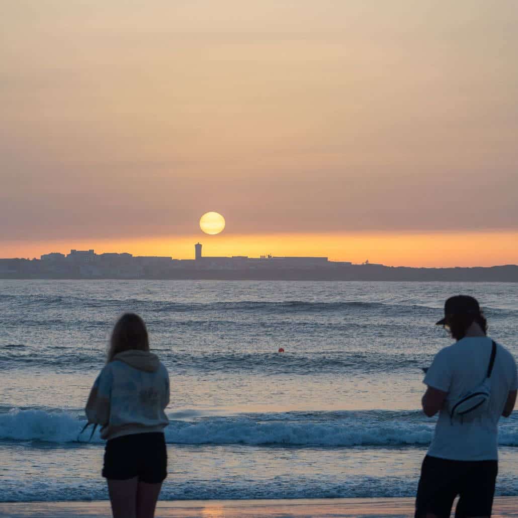 Jugendliche vom Surfcamp Portugal #2 beim Jugendcamp Ausflug aum Strand bei Sonnenuntergang